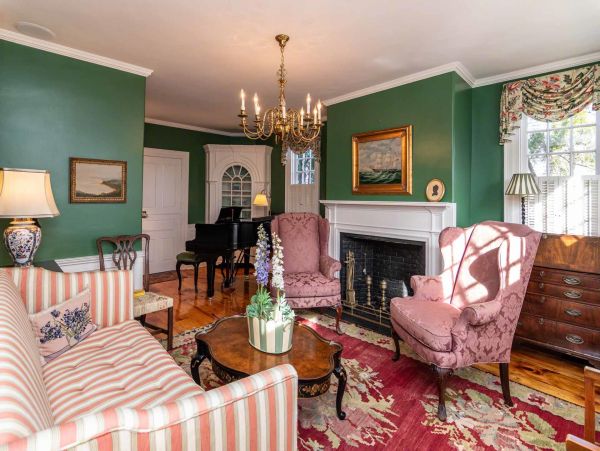 Cape Cod Home 994541
