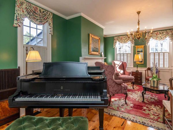 Cape Cod Home 994541