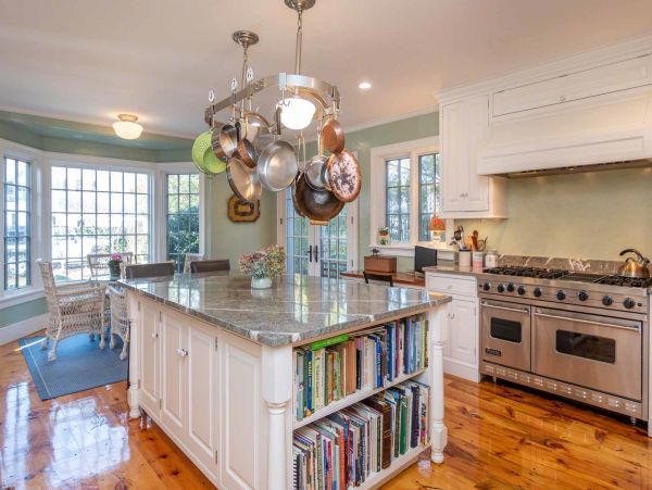 Cape Cod Home 994541