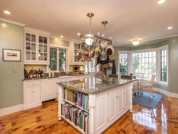 Cape Cod Home 994541
