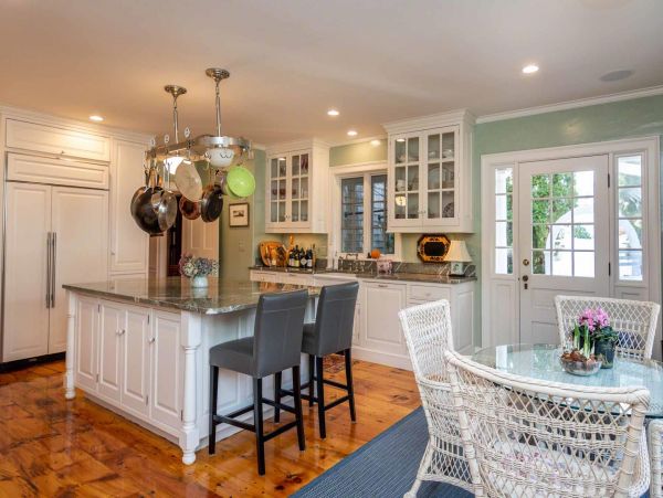 Cape Cod Home 994541