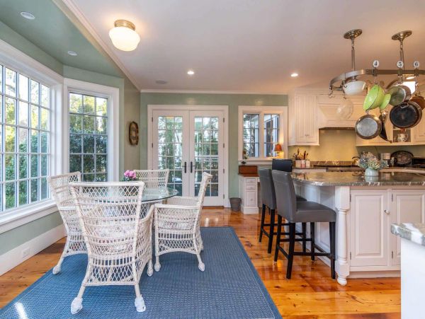 Cape Cod Home 994541