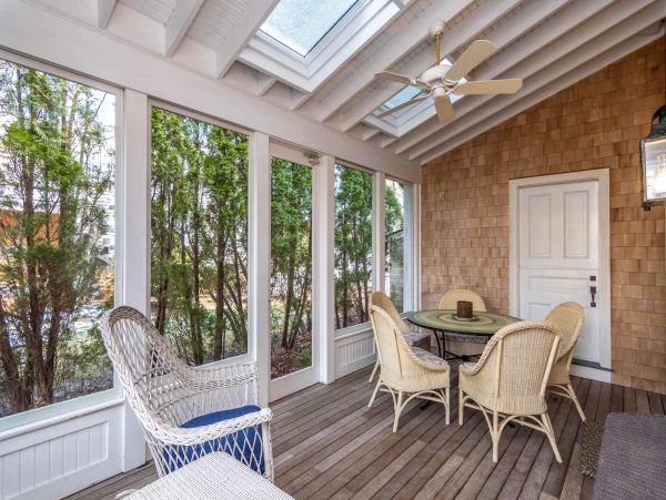 Cape Cod Home 994541
