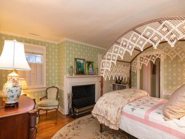 Cape Cod Home 994541