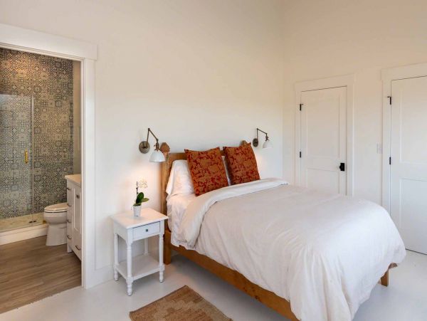 Cape Cod Home 994543