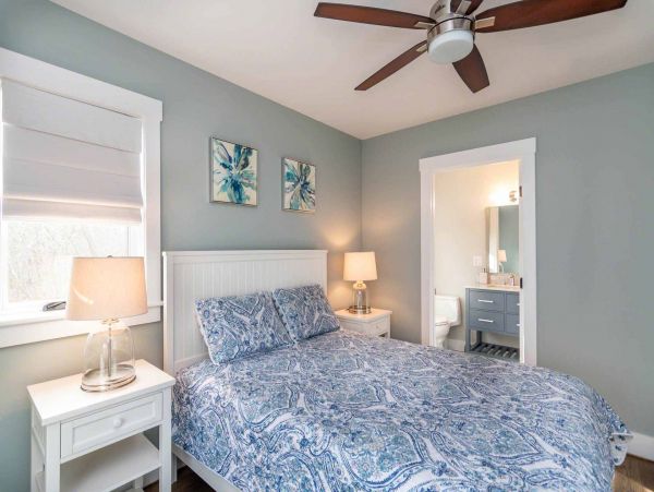 Cape Cod Home 994544