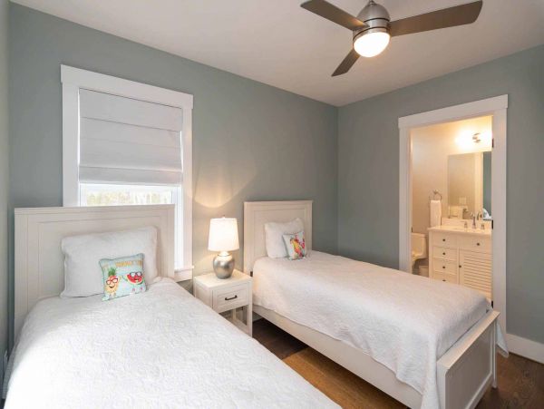 Cape Cod Home 994544