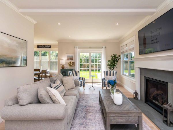Cape Cod Home 994545