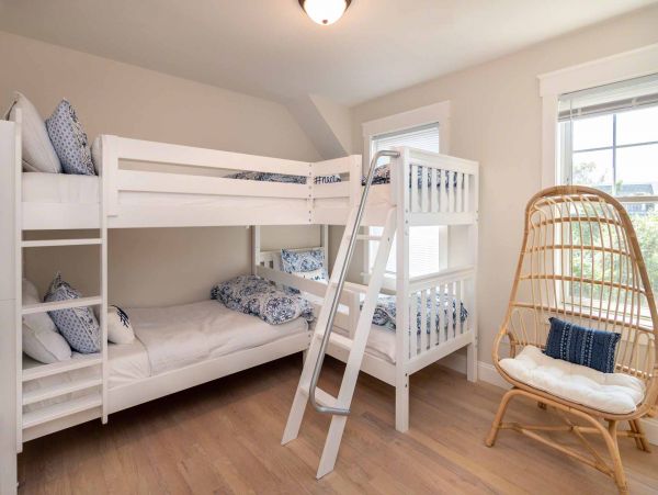 Cape Cod Home 994545