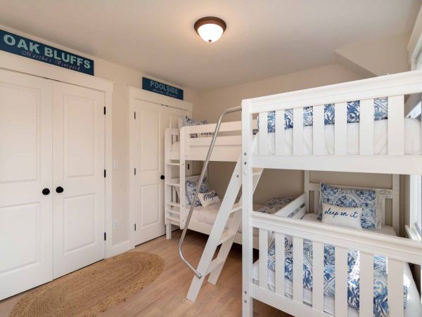 Cape Cod Home 994545