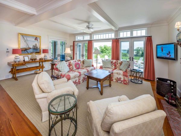 Cape Cod Home 994546