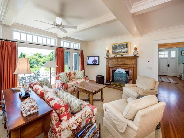Cape Cod Home 994546