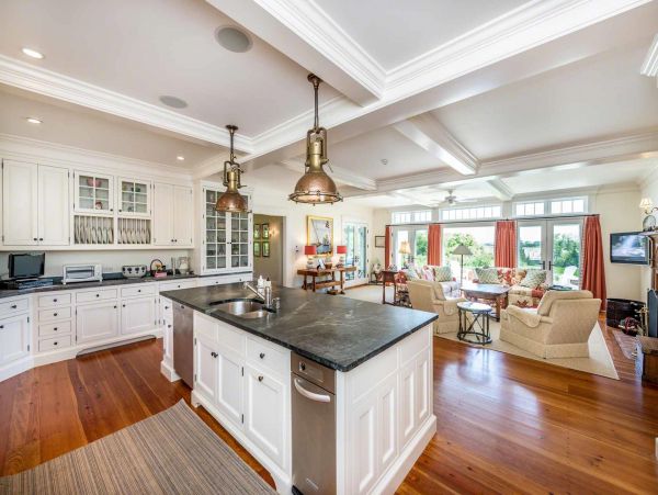Cape Cod Home 994546