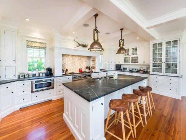 Cape Cod Home 994546