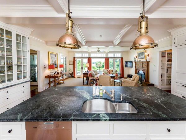 Cape Cod Home 994546