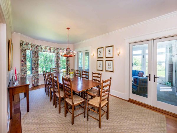 Cape Cod Home 994546