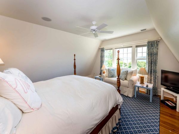 Cape Cod Home 994546