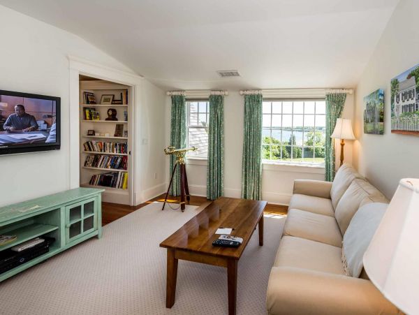 Cape Cod Home 994546