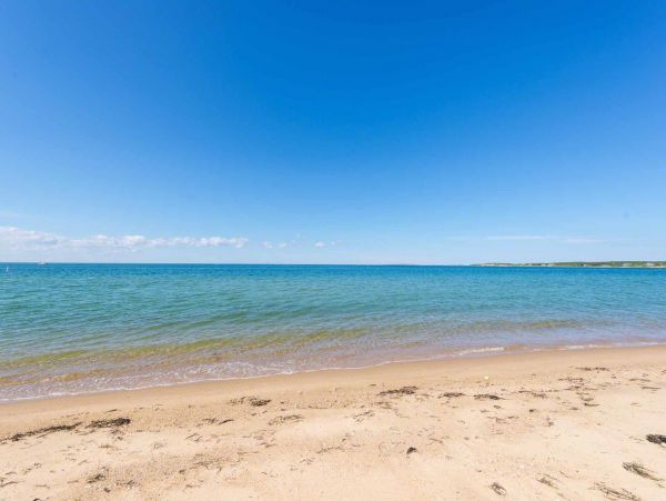 Cape Cod Home 994546