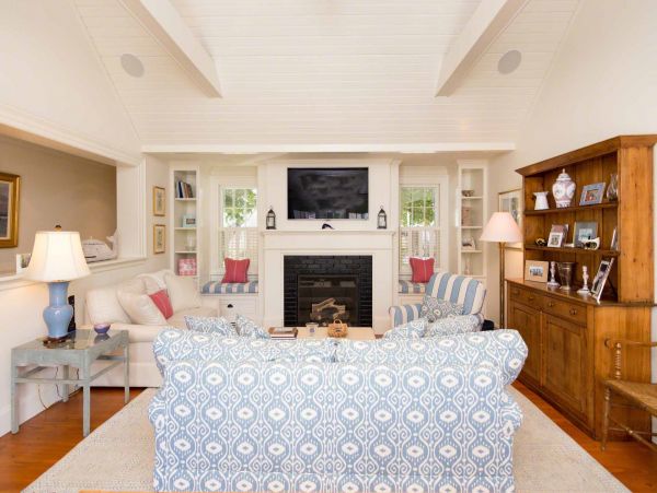 Cape Cod Home 994547