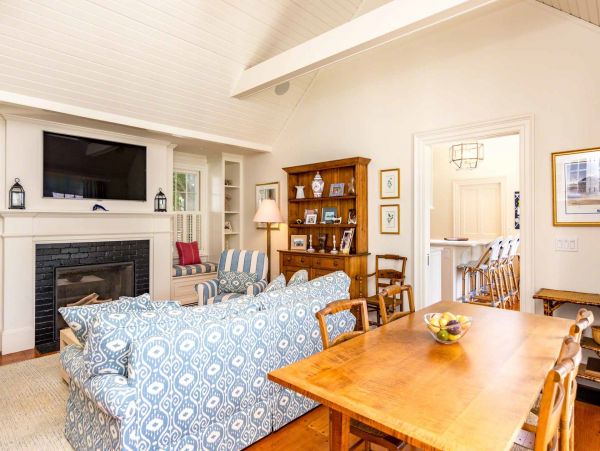 Cape Cod Home 994547
