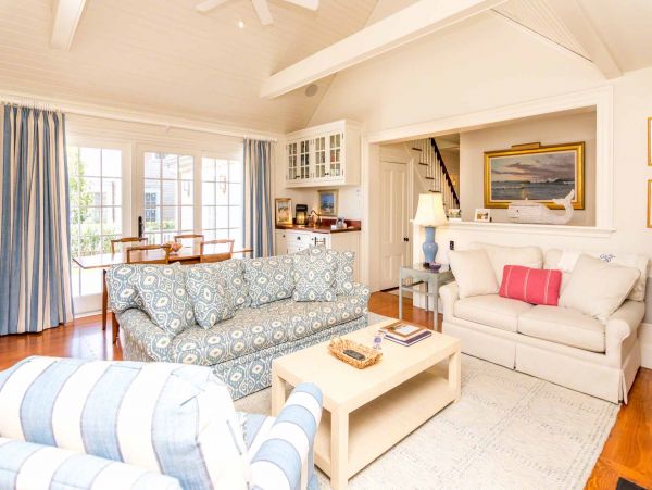 Cape Cod Home 994547