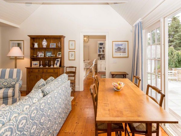 Cape Cod Home 994547