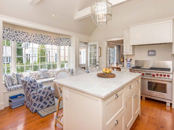 Cape Cod Home 994547