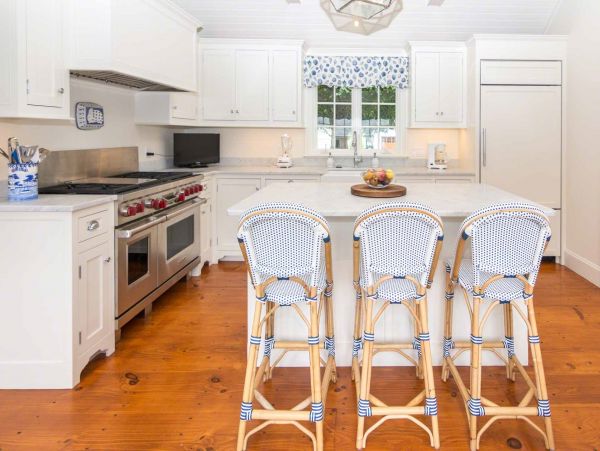 Cape Cod Home 994547