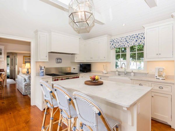 Cape Cod Home 994547