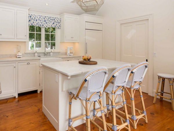 Cape Cod Home 994547