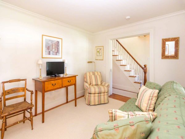 Cape Cod Home 994547