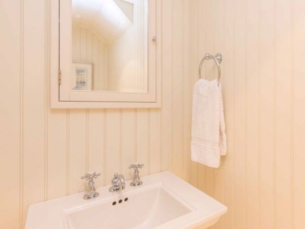Cape Cod Home 994547