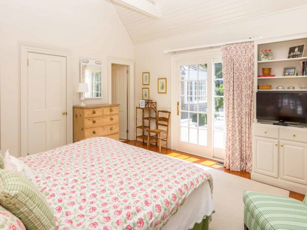 Cape Cod Home 994547