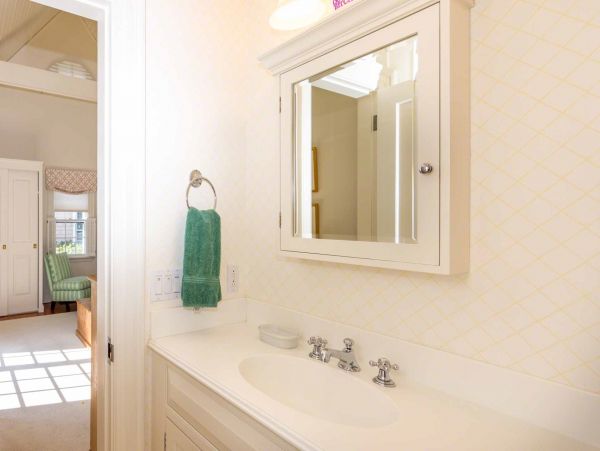 Cape Cod Home 994547