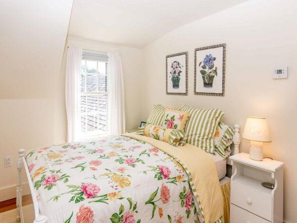 Cape Cod Home 994547