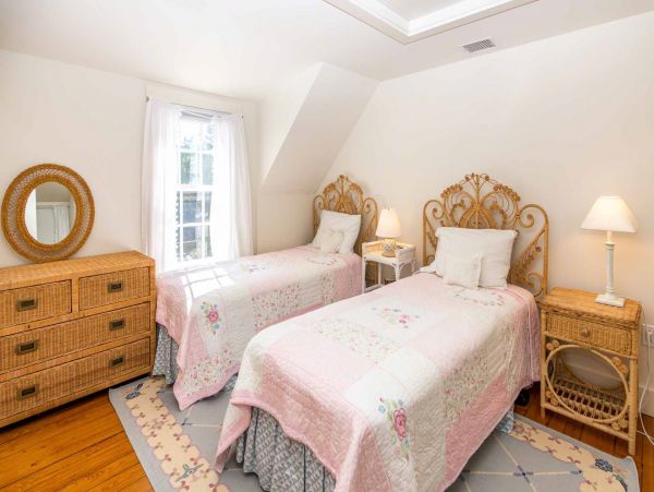 Cape Cod Home 994547
