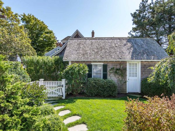 Cape Cod Home 994547