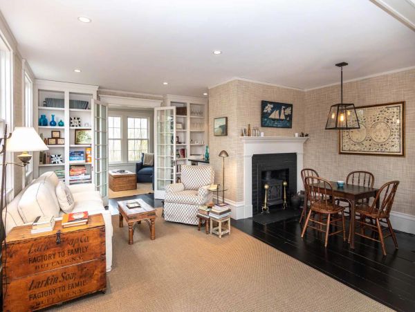 Cape Cod Home 994548