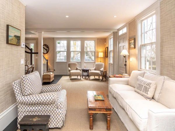 Cape Cod Home 994548
