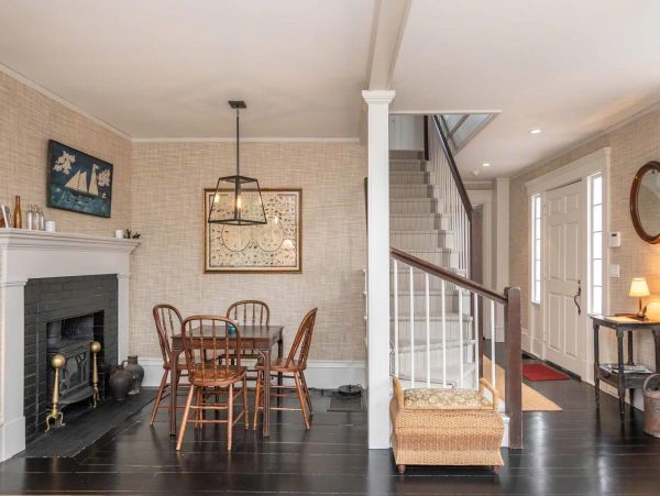 Cape Cod Home 994548