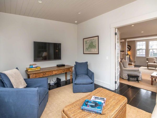 Cape Cod Home 994548