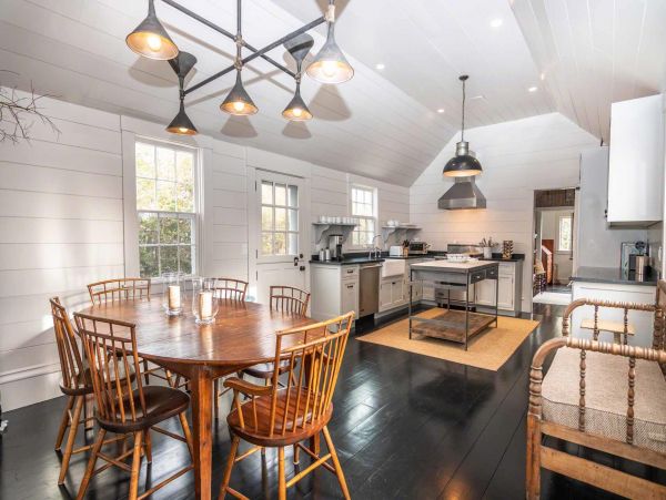 Cape Cod Home 994548