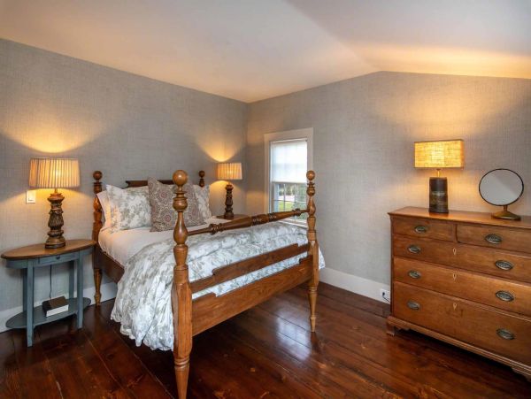 Cape Cod Home 994548