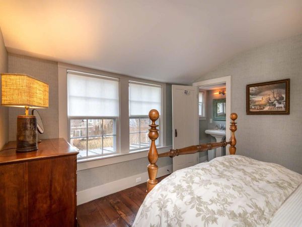 Cape Cod Home 994548