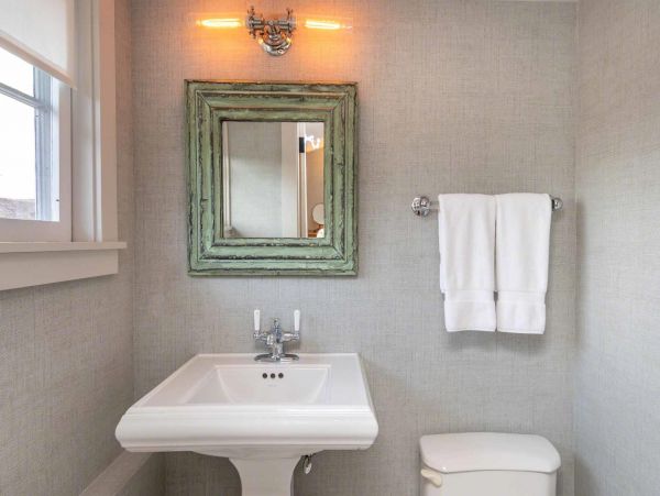 Cape Cod Home 994548