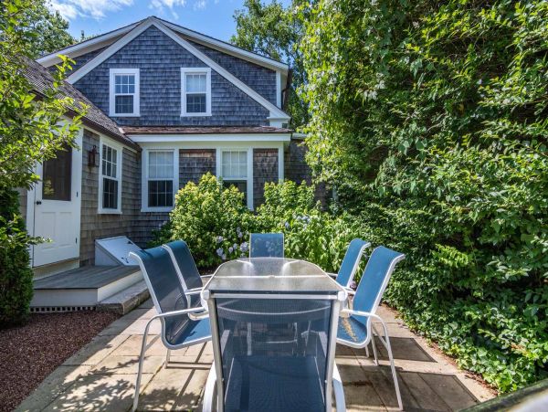 Cape Cod Home 994548