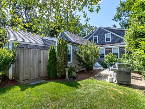 Cape Cod Home 994548