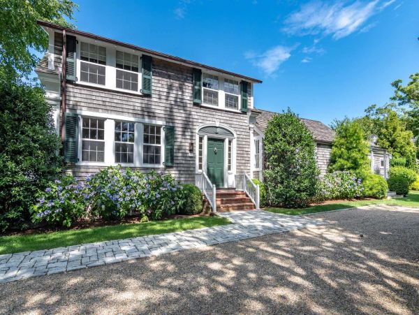 Cape Cod Home 994548