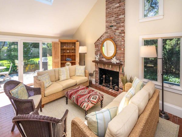 Cape Cod Home 994549